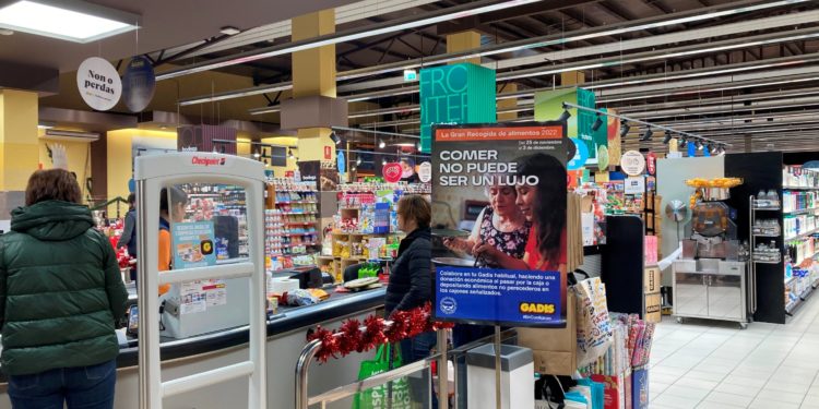 Los clientes de Gadis donan 153.483 euros y 211.050 kilos de productos en la Gran Recogida