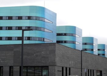 Sanidade adquiere por 1,7 millones dos equipos de hemodinámica para el hospital Álvaro Cunqueiro