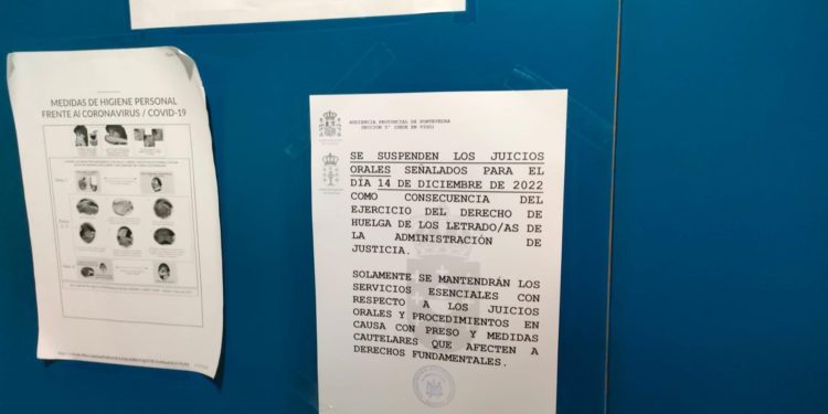 La huelga de letrados suspende el juicio contra una viguesa por tenencia ilícita de armas y dinero falso