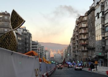 El incendio en la Gran Vía de Vigo se saldó con un perro rescatado tras sufrir una intoxicación