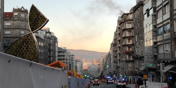 El incendio en la Gran Vía de Vigo se saldó con un perro rescatado tras sufrir una intoxicación