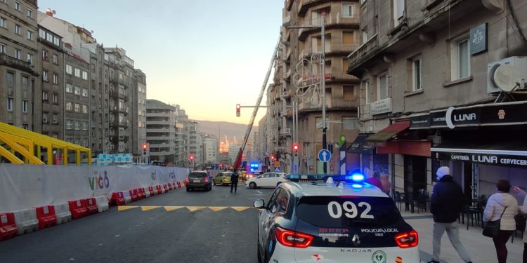 Despliegue de bomberos y policía por un incendio en un tríplex de Gran  Vía