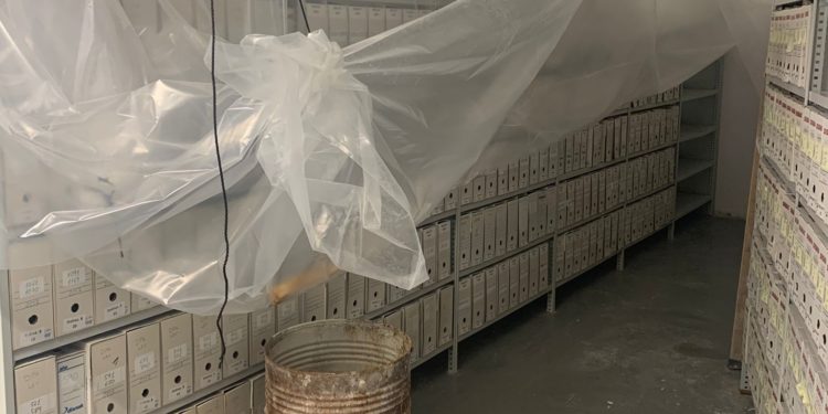 Denuncian la entrada de agua de lluvia en el interior de la Ciudad de la Justicia de Vigo