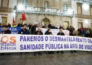 Más de un centenar de personas reclaman en Vigo “salvar y fortalecer” el sistema sanitario