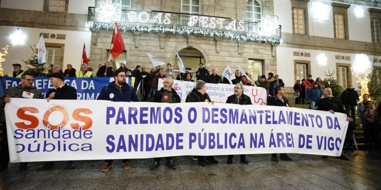 Más de un centenar de personas reclaman en Vigo “salvar y fortalecer” el sistema sanitario