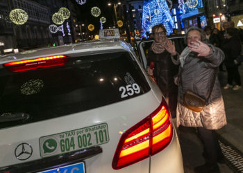 Los taxistas de Vigo volverán a recorrer las luces de Navidad con los mayores de las residencias