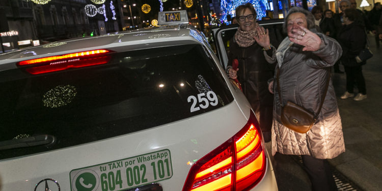 Los taxistas de Vigo volverán a recorrer las luces de Navidad con los mayores de las residencias