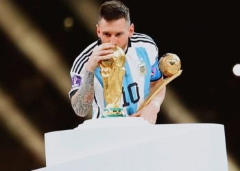 Y al fin Leo alzó su copa