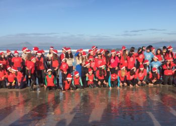 Los papanoeles surferos regresan a la playa de Patos con chocolatada incluida