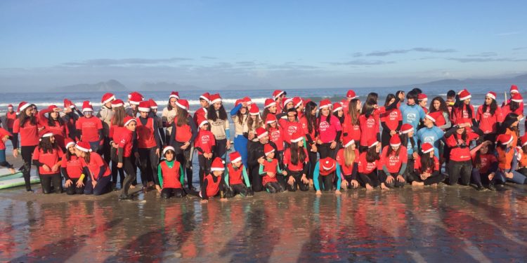 Los papanoeles surferos regresan a la playa de Patos con chocolatada incluida