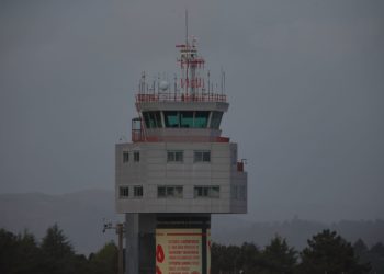La borrasca ‘Efraín’ y la alerta amarilla afectan a Peinador: un avión de Barcelona, desviado a Madrid