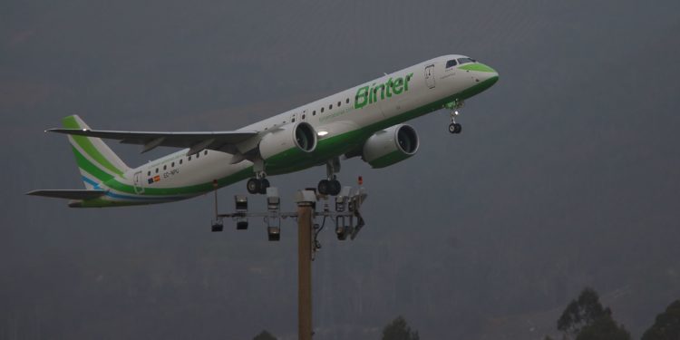 Binter lanza una oferta para empezar el año volando entre Vigo y Canarias desde 61 euros