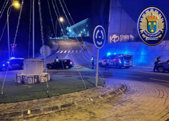 Un conductor se queda dormido ante un semáforo en Redondela y fuerza a la policía a romper la ventanilla