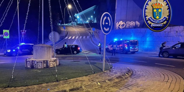 Un conductor se queda dormido ante un semáforo en Redondela y fuerza a la policía a romper la ventanilla