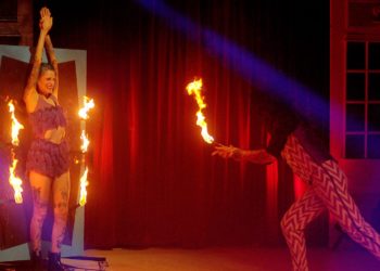 Clown, lanzamiento de cuchillos, acrobacias originales  y un show más vigués que nunca: así es el Circo de Nadal