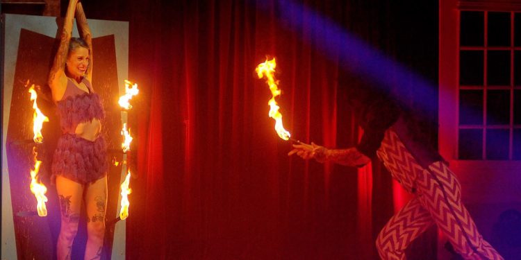 Clown, lanzamiento de cuchillos, acrobacias originales  y un show más vigués que nunca: así es el Circo de Nadal