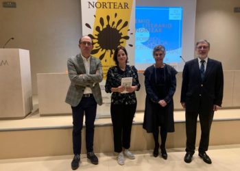 Marta Pais de Oliveira recibe el Premio Literario Nortear de la Eurorregión Galicia-Norte de Portugal