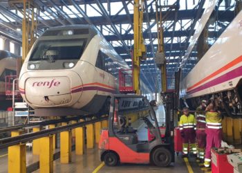 Renfe potencia los talleres de Redondela que realizan los servicios Avant y Media Distancia Vigo-A Coruña