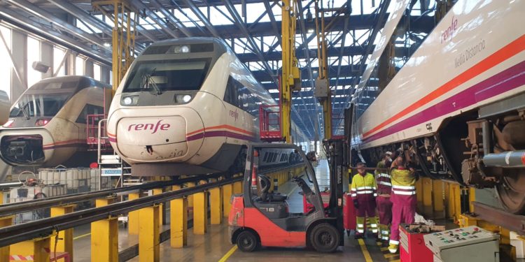 Renfe potencia los talleres de Redondela que realizan los servicios Avant y Media Distancia Vigo-A Coruña