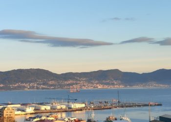 Imponente fondeo en la ría de Vigo con el carguero ‘Vestvind’, a refugio del mal tiempo