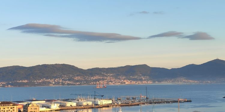 Imponente fondeo en la ría de Vigo con el carguero ‘Vestvind’, a refugio del mal tiempo
