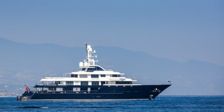 Recala en Vigo el ‘Albatross’, megayate a la venta por 95 millones tras la muerte de su dueño