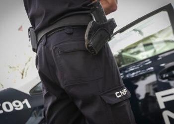 Detenido un atracador que asaltó una gasolinera de Vigo con un arma de fuego: se busca a su cómplice