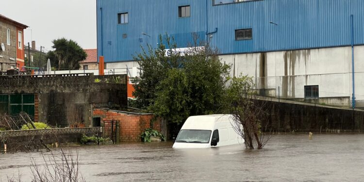 El temporal arrecia en el área de Vigo: se desbordan Lagares, Louro, Tea y Miño