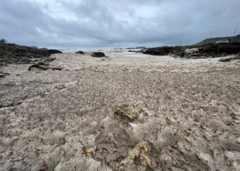 La llamativa y espectacular marea de espuma, de nuevo en A Guarda