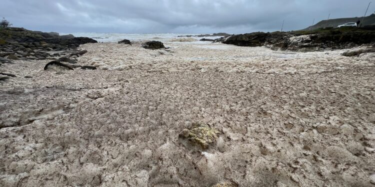 La llamativa y espectacular marea de espuma, de nuevo en A Guarda