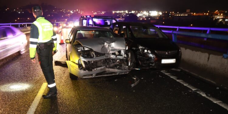 Al menos cinco heridos en un accidente con seis vehículos implicados en la VG-20 en Vigo