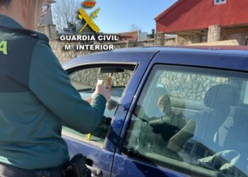 Detienen al presunto autor de 16 robos en vehículos aparcados junto a un hotel de Oia