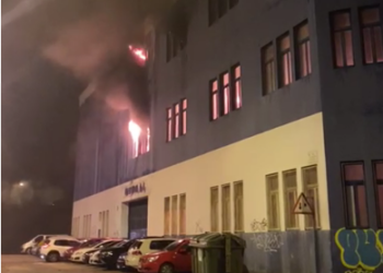 Un incendio arrasa la antigua nave de Pescanova en Vigo