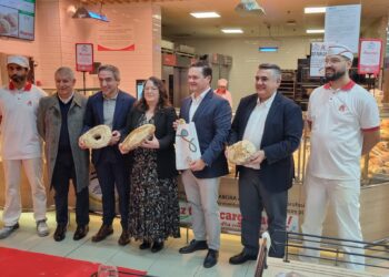 Un hipermercado vigués, el primero en elaborar y vender pan con indicación geográfica protegida