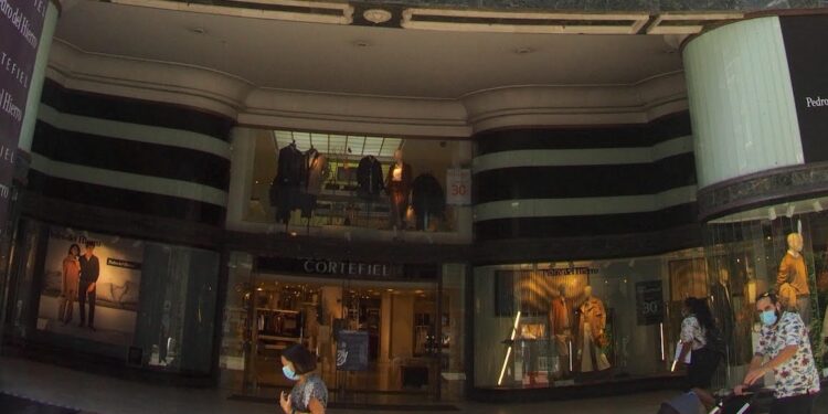 La calle más comercial de Vigo pierde uno de sus emblemas: Cortefiel liquida por cierre y se muda