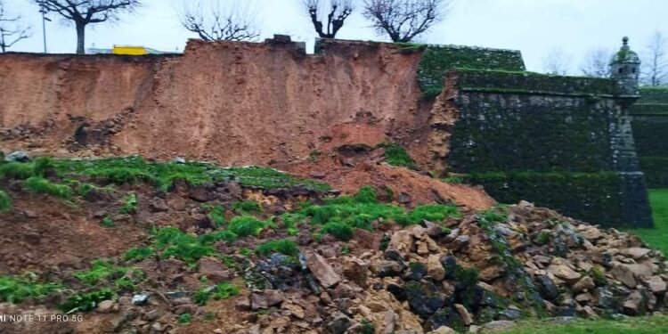Las lluvias torrenciales derriban un tramo de la muralla de Valença