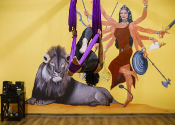 Aeroyoga: así es la vertiente más “divertida” del yoga que se practica en Vigo