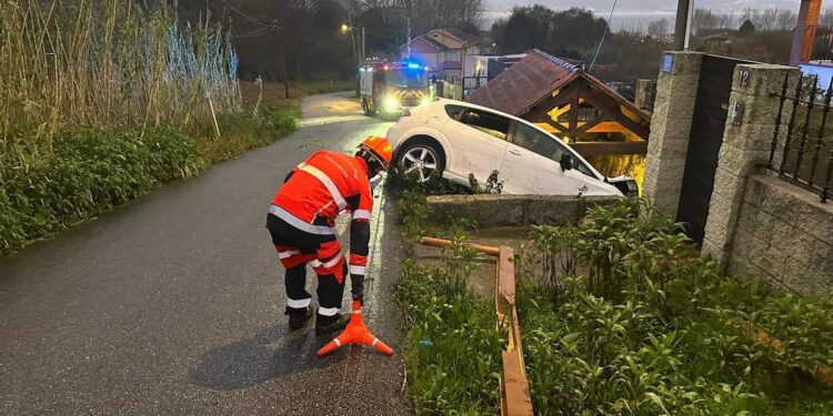 Detenido tras precipitarse con su coche a una fuente y negarse a realizar el test de alcohol