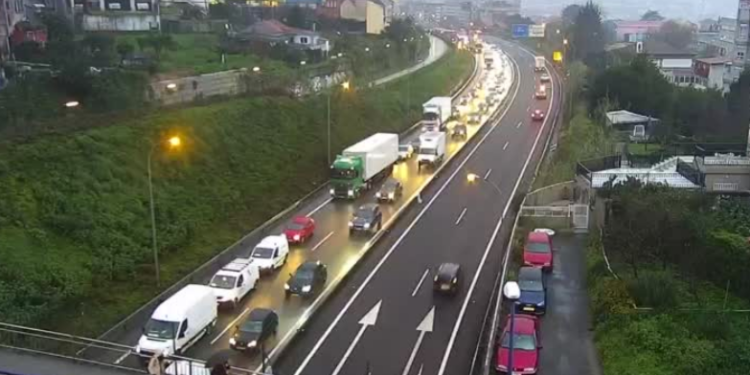 Dos accidentes múltiples, en la AP-9 y la A-55, provocan retenciones en los accesos de Vigo