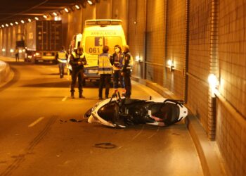 Grave accidente en el túnel de Beiramar al chocar una moto y un camión