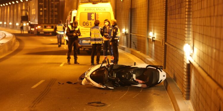 Grave accidente en el túnel de Beiramar al chocar una moto y un camión