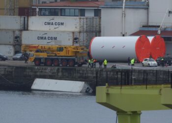 Fallece el conductor de un camión tras caer al mar en el muelle de Guixar