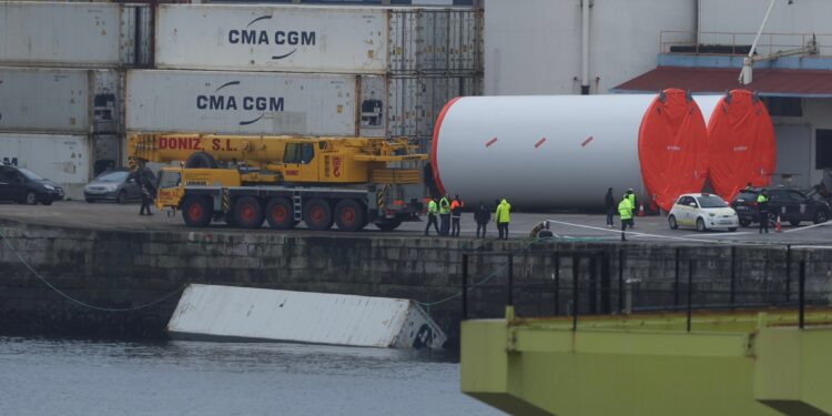 Fallece el conductor de un camión tras caer al mar en el muelle de Guixar