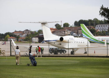 Paros parciales y amenaza de huelga indefinida del personal del Aero Club de Vigo