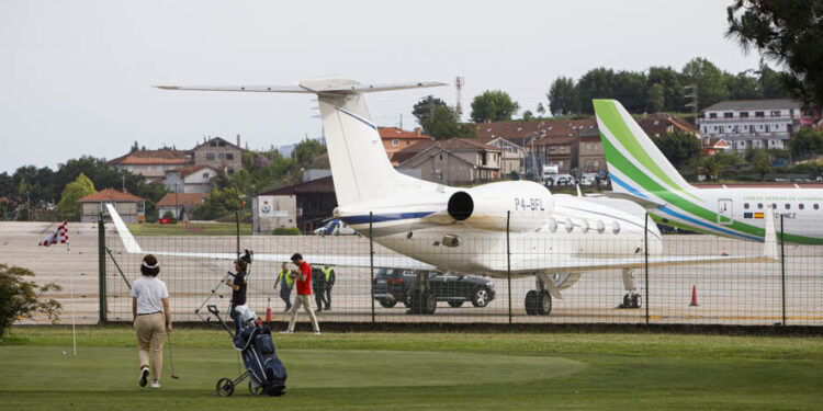Paros parciales y amenaza de huelga indefinida del personal del Aero Club de Vigo
