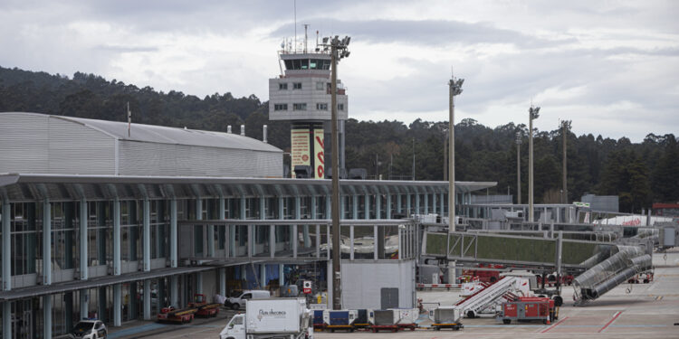 Controladores aéreos de torres privatizadas, incluida la de Vigo, convocan varios días de huelga