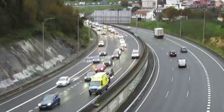 Tres heridos en un accidente múltiple en la A-55 y atasco en la AP-9 por dos siniestros en A Madroa