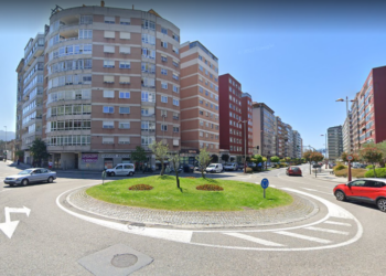 Herido un motorista en Vigo tras caerse en la rotonda de Castrelos con Portanet