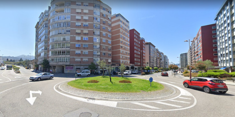 Herido un motorista en Vigo tras caerse en la rotonda de Castrelos con Portanet