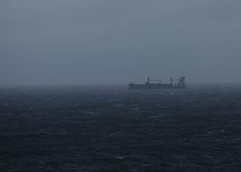 El temporal empeora este martes y suspende vuelos de primera hora en Vigo y A Coruña